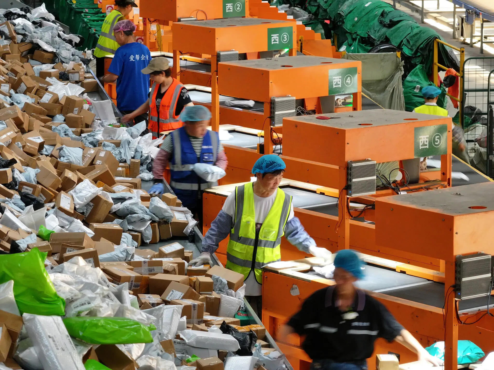 Нові правила Трампа паралізували міжнародну пошту: як світ реагує на митний шок